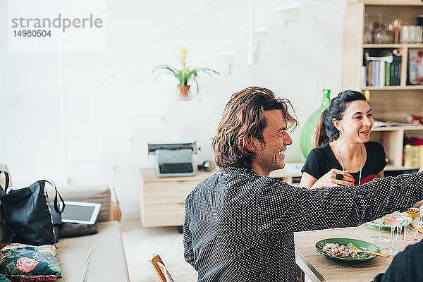 Geschäftsleute feiern bei einer Lunch-Party im Loft-Büro