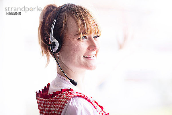 Porträt einer Frau mit Telefon-Headset