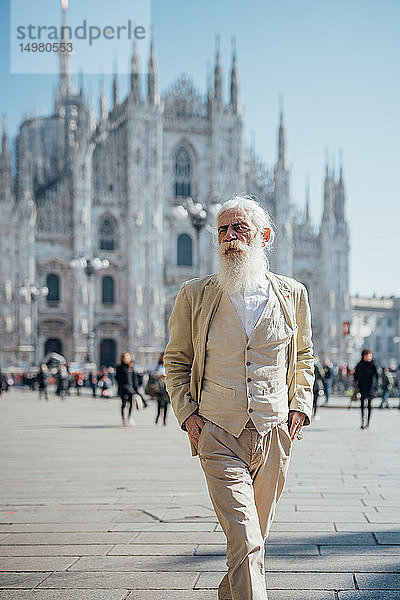 Leitender Geschäftsmann erkundet die Stadt  im Hintergrund der Mailänder Dom  Mailand  Lombardei  Italien