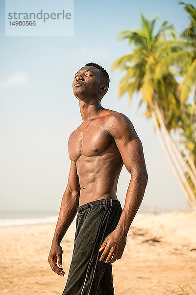 Muskulöser Mann am Strand