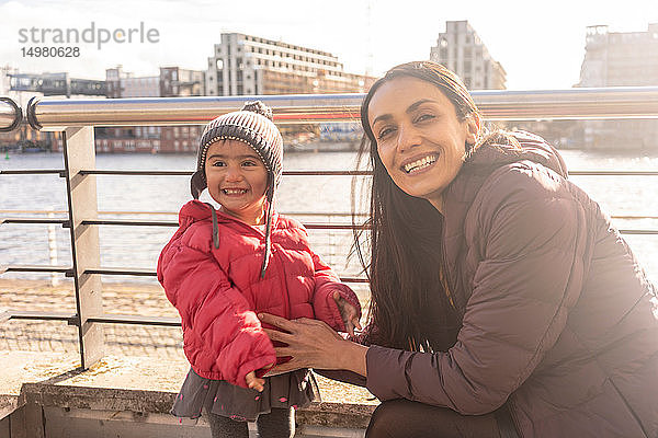 Mutter und Tochter am Fluss  Berlin  Deutschland