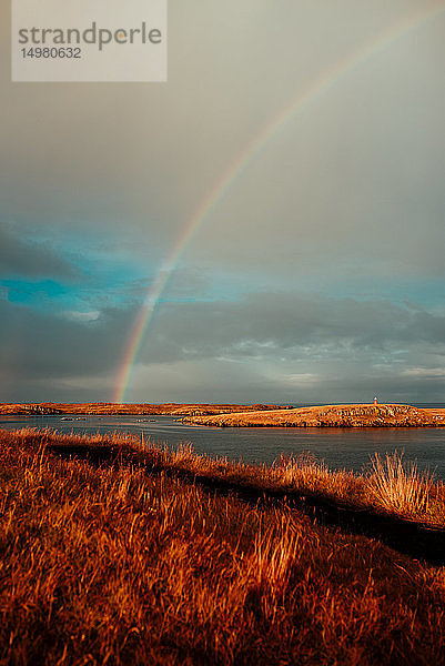 Regenbogen über dem Meer  Stykkishólmur  Snafellsnes- og Hnappadalssysla  Island