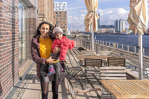 Mutter und Tochter am Fluss  Berlin  Deutschland