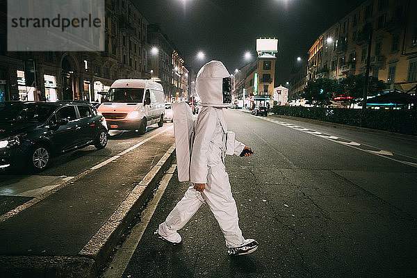 Astronaut überquert nachts die Straße