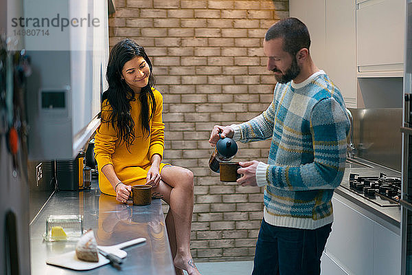 Hipster-Paar bei Kaffee und Gesprächen in der Küche