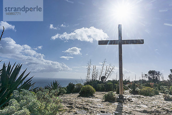 Kreuzförmige Struktur auf einer Bergkuppe  Cagliari  Sardinien  Italien