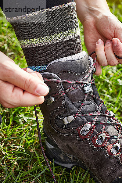 Wanderin mit Schnürsenkeln für Wanderschuhe  Nahaufnahme