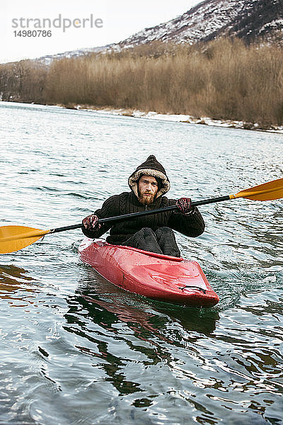 Junger Mann mit Kajak auf dem Fluss im Winter  Porträt  Domodossola  Piemont  Italien