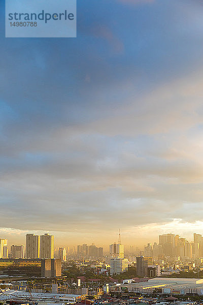 Stadtsilhouette bei Sonnenuntergang  Manila  Philippinen