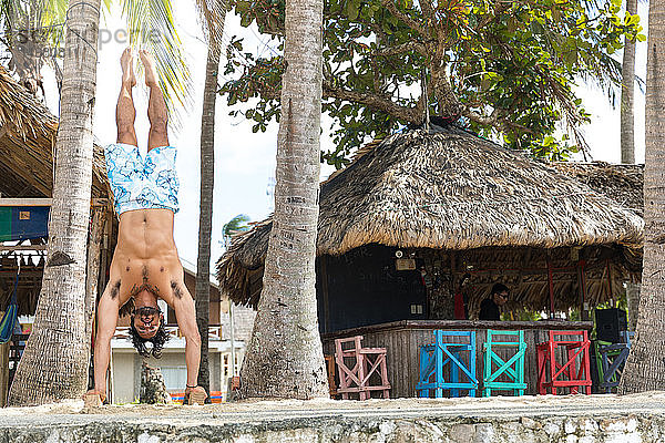 Mann macht Handstand am Strand  Pagudpud  Ilocos Norte  Philippinen