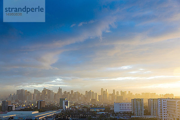 Stadtsilhouette bei Sonnenuntergang  Manila  Philippinen