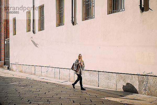 Junge Frau schlendert durch die Stadt