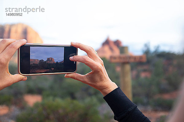 Frau beim Fotografieren von Landschaften  Sedona  Arizona  USA