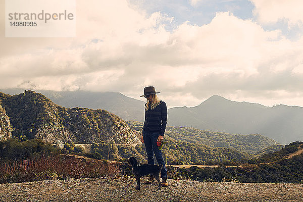 Frau beim Hundespaziergang auf einem Hügel  Big Bear Lake  Kalifornien  Vereinigte Staaten