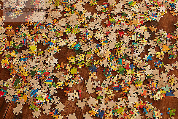 Puzzleteile auf Holzboden