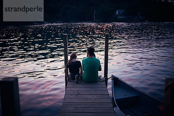 Vater und Tochter entspannen sich am See