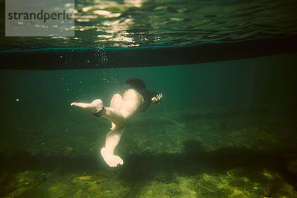 Unter Wasser schwimmende Mädchen