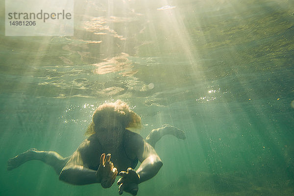 Unter Wasser schwimmende Frau