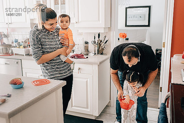 Paar mittlerer Erwachsener in der Küche mit Tochter und Baby-Sohn