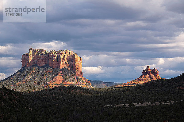 Wolkenlandschaft über malerischen Landschaften  Sedona  Arizona  USA