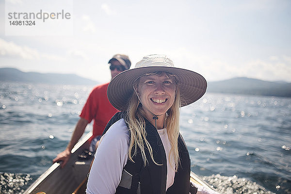 Lächelnde Frau und Freundin im Kanu