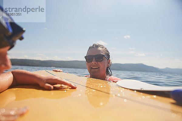 Paar Paddelbootfahren im See