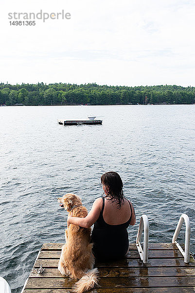 Frau mit Hund vom Seepier aus gesehen  Rückansicht  Kingston  Ontario  Kanada