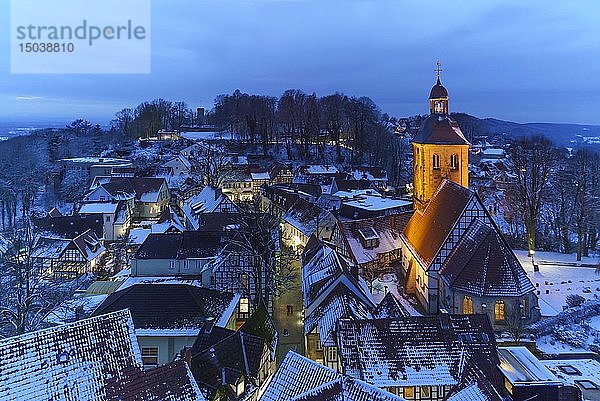 Evangelische Stadtkirche mit Altstadt von Tecklenburg im Winter zur blauen Stunde  Tecklenburg  Nordrhein-Westfalen  Deutschland  Europa