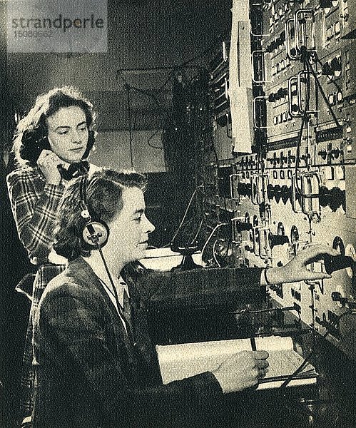 Frauen haben die Arbeit der Männer übernommen. BBC-Kontrollraum während der Ausstrahlung einer Sendung 1942. Schöpfer: Unbekannt.
