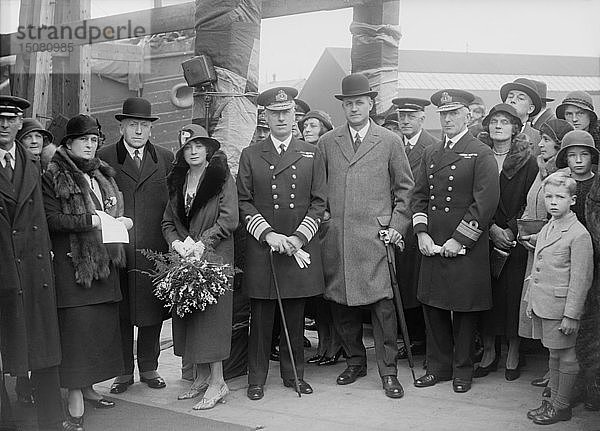 Gruppenbild mit Marineoffizieren  um 1935. Schöpfer: Kirk & Söhne aus Cowes.