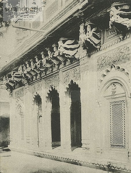 Die 'Paries' - Schnitzereien im Ambethi-Tempel  Benares'  . Schöpfer: Saeed Bros.
