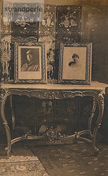 Porträts des Königs und der Königin von Belgien in der kubanischen Botschaft in Brüssel  Belgien  1927. Schöpfer: Unbekannt.