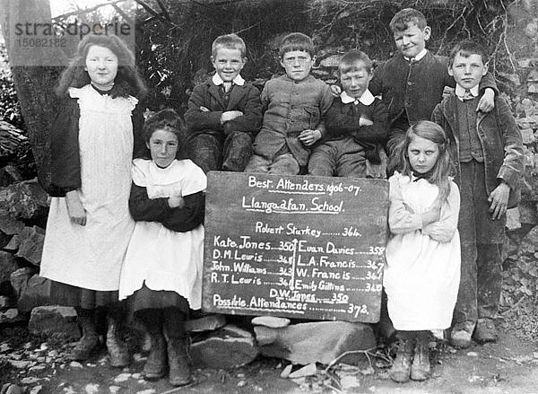Bester Schulbesuch der Llangadfan School  Montgomeryshire  1906-1907 Urheber: Unbekannt.