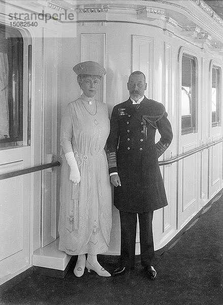 Königin Mary und König Georg V. an Bord der HMY Victoria and Albert   um 1933. Schöpfer: Kirk & Sons aus Cowes.