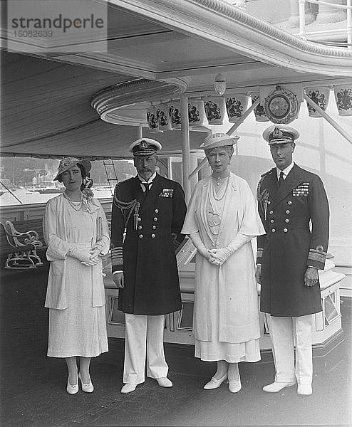 König Georg V.  Königin Mary  der Herzog und die Herzogin von York an Bord der HMY Victoria and Albert   1935. Schöpfer: Kirk & Sons aus Cowes.