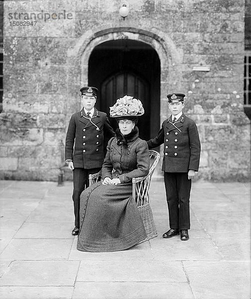 Die Prinzessin von Wales mit Prinz Edward und Prinz Albert  Barton Manor  Isle of Wight  1909. Schöpfer: Kirk & Söhne aus Cowes.
