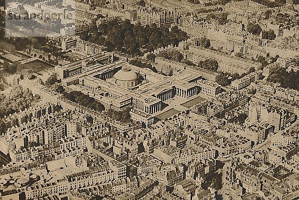 Neuartige Ansicht des Britischen Museums  umgeben von den massiven Bäumen von Bloomsbury   um 1935. Schöpfer: Surrey Flying Services.