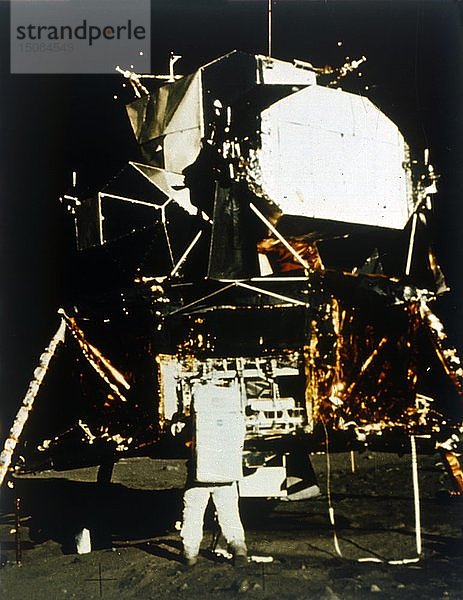 Buzz Aldrin bei der Mondlandefähre auf der Mondoberfläche  Apollo II Mission  Juli 1969. Schöpfer: Neil Armstrong.