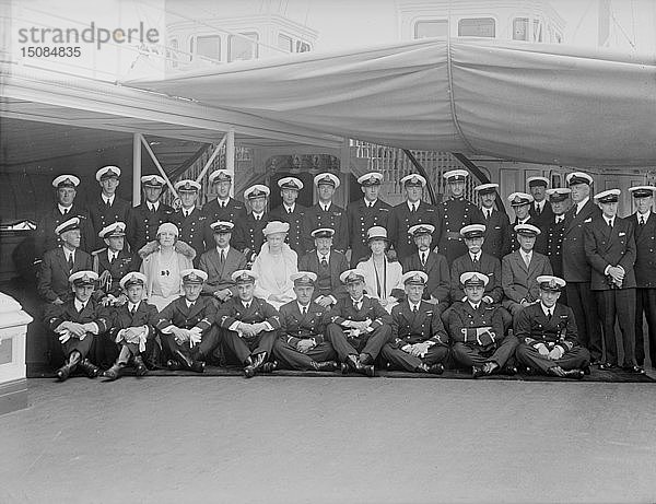 Queen Mary und König Georg V. an Bord der HMY Victoria and Albert   1932. Schöpfer: Kirk & Sons aus Cowes.