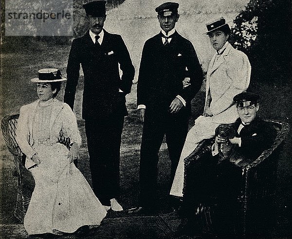 Familiengruppe in Cowes   Anfang der 1890er Jahre  (1945). Schöpfer: Unbekannt.