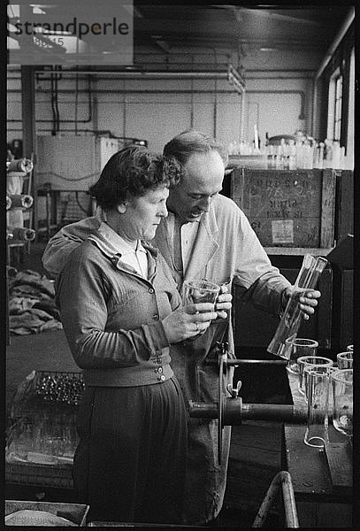 Arbeiter in der Wear Flint Glass Works  Alfred Street  Millfield  Sunderland  1961. Schöpferin: Eileen Deste.
