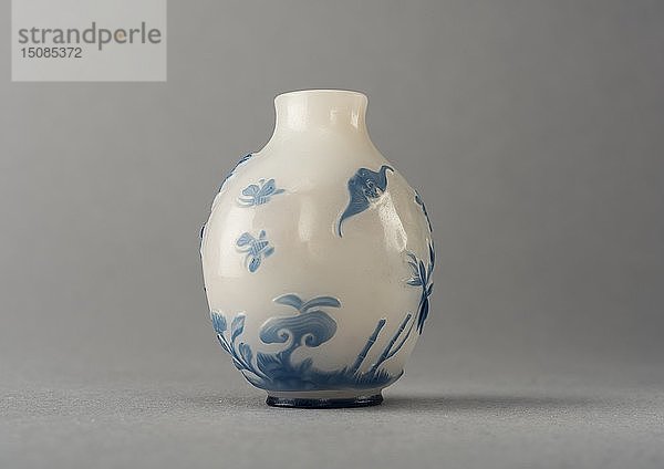 Schnupftabakflasche aus weißem Glas mit blauem Überfang  China  Qing-Dynastie  1644-1911. Schöpfer: Unbekannt.