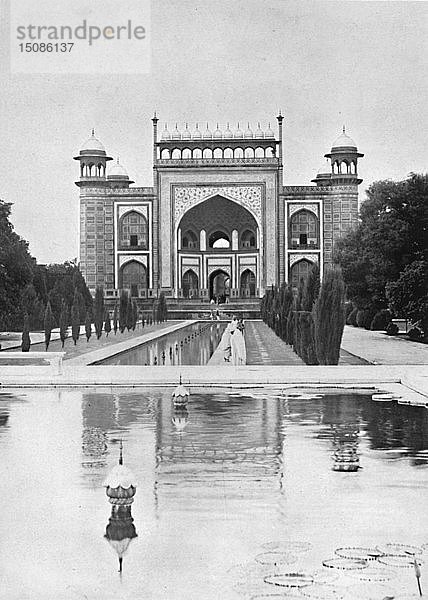 Agra. Das Tor zum Taj Mahal   um 1910. Schöpfer: Unbekannt.