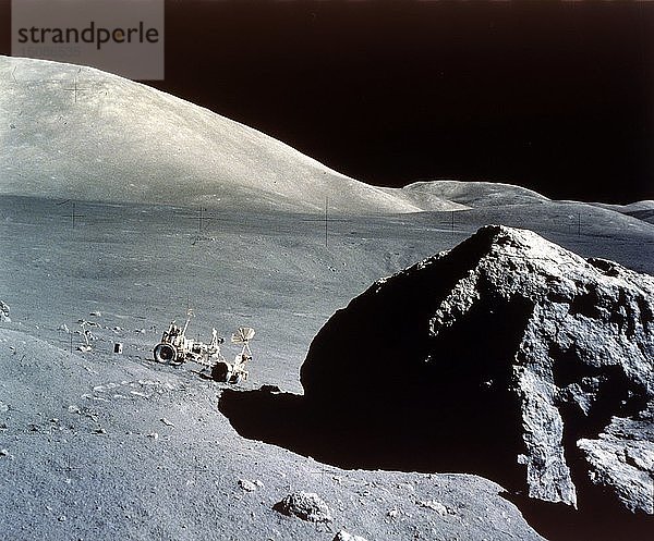 Der Rover wird von einem riesigen Felsen auf der Mondoberfläche in den Schatten gestellt  Apollo 17 Mission  Dezember 1972. Schöpfer: NASA.