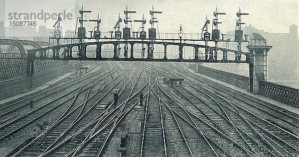Eine Brücke aus Signalen   1922. Schöpfer: Unbekannt.