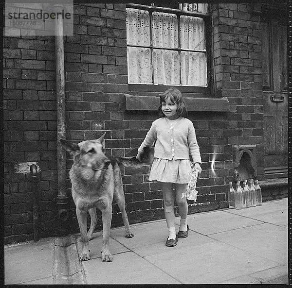 Mädchen und Hund  Middleport  Burslem  Stoke-on-Trent  Staffordshire  1965-1968. Schöpfer: Eileen Deste.