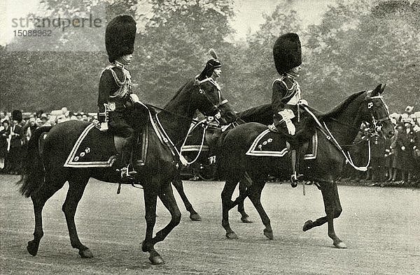 König Georg reitet mit dem verstorbenen König Georg V. und dem Prinzen von Wales  1928   1937. Schöpfer: Unbekannt.