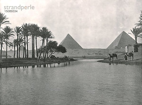 Die Pyramiden und der Nil  Gizeh  Ägypten  1895. Schöpfer: W & S Ltd.