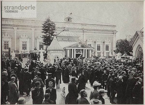 Das Begräbnis von Anton Tschechow auf dem Nowodewitschi-Friedhof  22. Juli 1904  1904. Künstler: Anonym