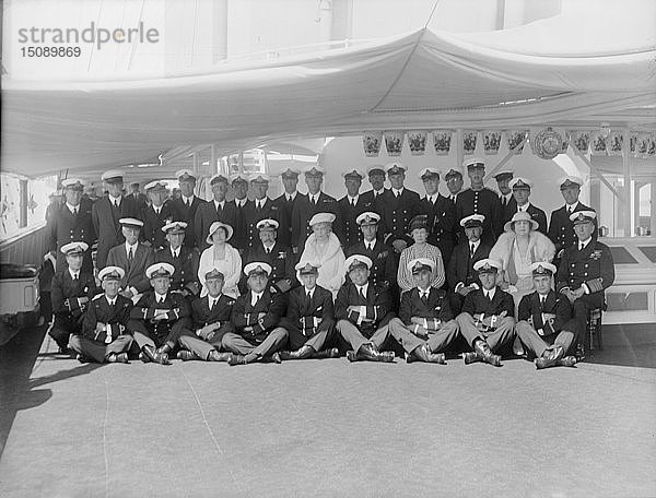 König Georg V. und Königin Mary an Bord der HMY Victoria and Albert   1933. Schöpfer: Kirk & Sons aus Cowes.